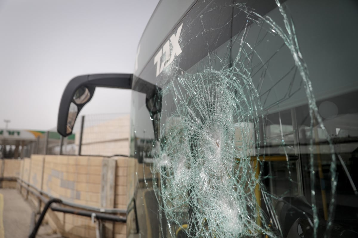 הסלעים על האוטובוס; הנוסעים: "רעדנו מפחד, כולם צרחו"