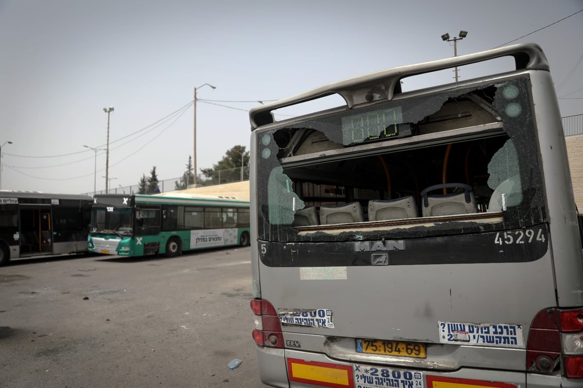 הסלעים על האוטובוס; הנוסעים: "רעדנו מפחד, כולם צרחו"