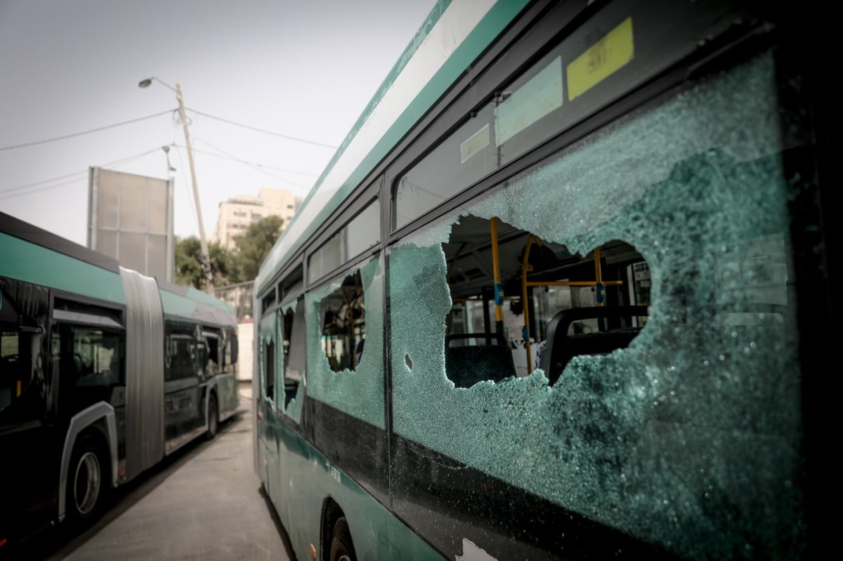 הסלעים על האוטובוס; הנוסעים: "רעדנו מפחד, כולם צרחו"