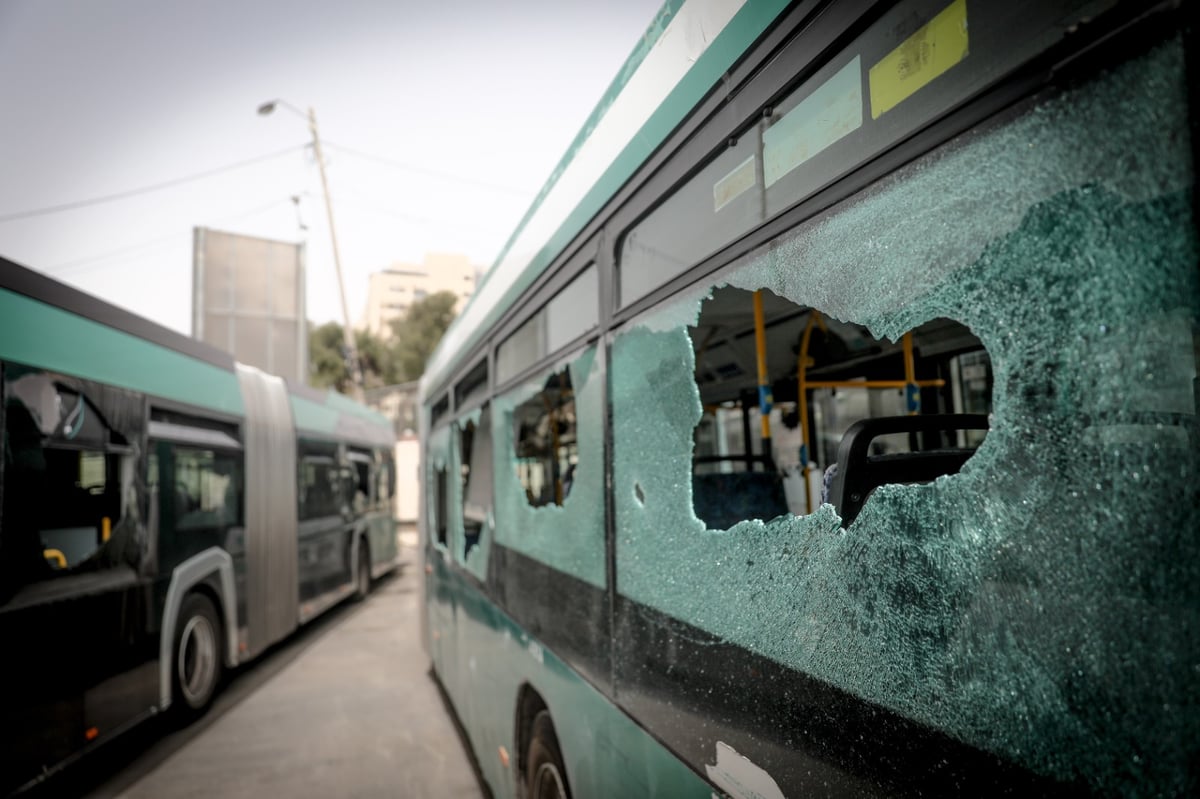 הסלעים על האוטובוס; הנוסעים: "רעדנו מפחד, כולם צרחו"