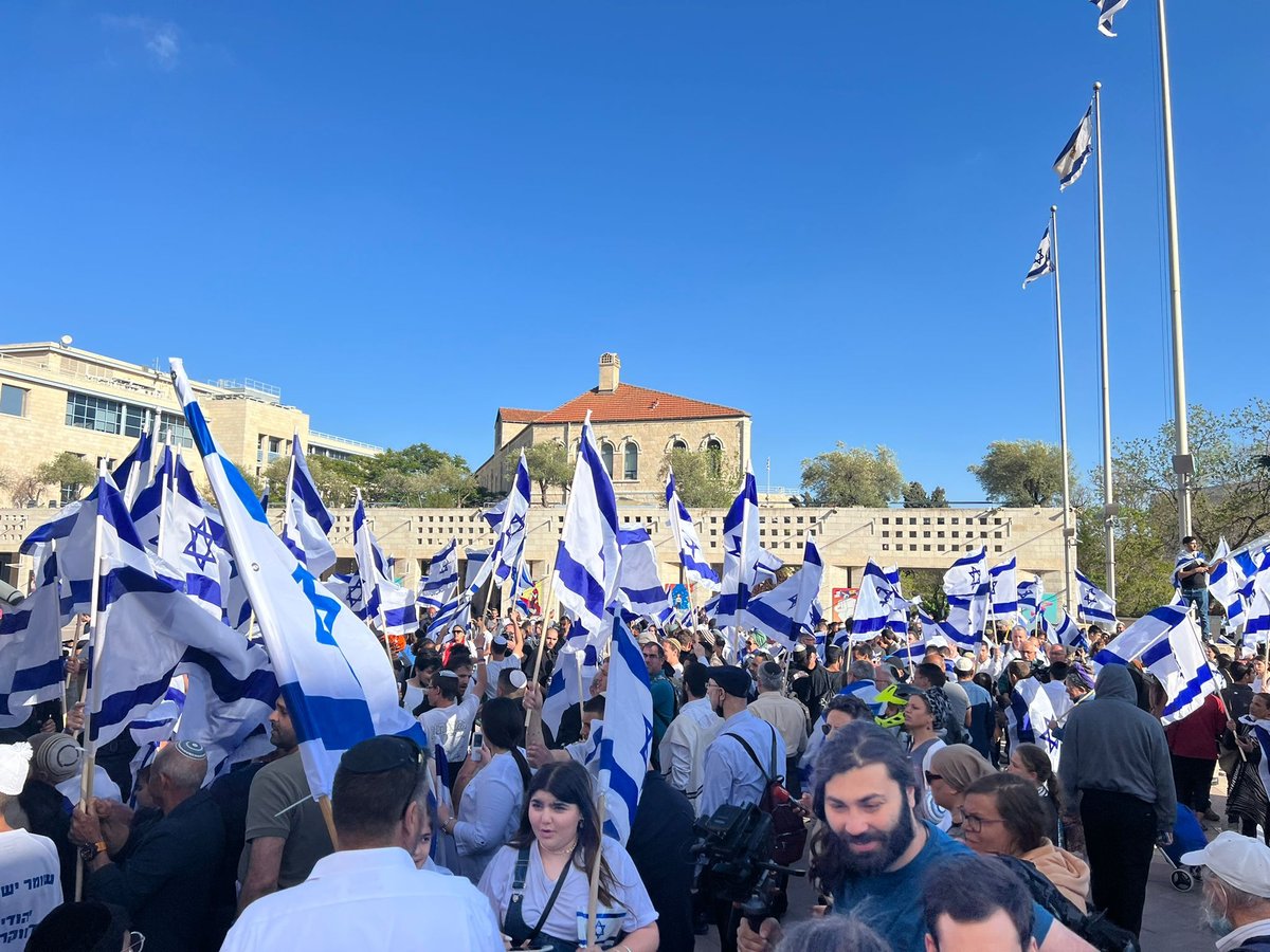 מאות בכיכר ספרא מפגינים כנגד גל הטרור