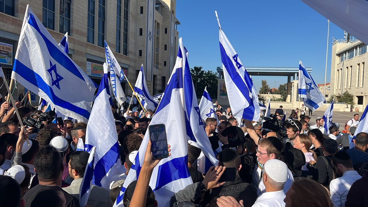 מאות בכיכר ספרא מפגינים כנגד גל הטרור