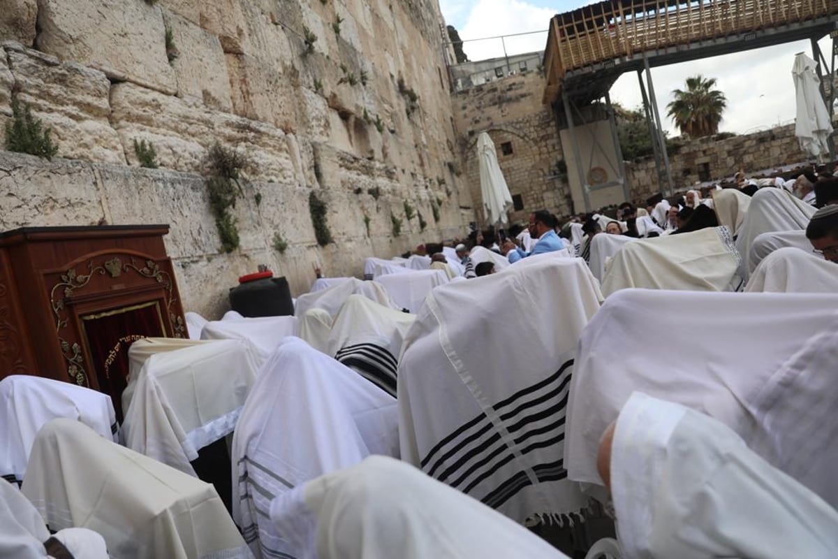 תיעוד: מעמד ברכת הכהנים בכותל המערבי