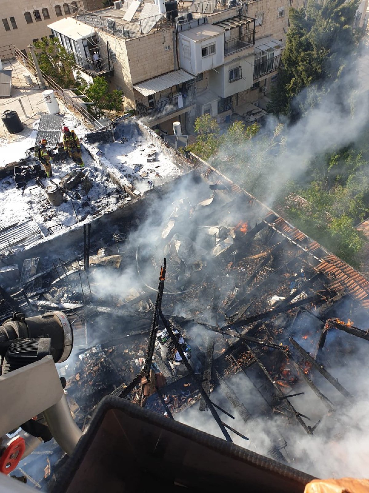 שריפה בירושלים: חשש לילדה לכודה באש