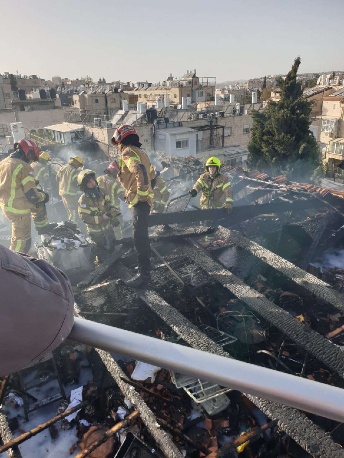 שריפה בירושלים: חשש לילדה לכודה באש