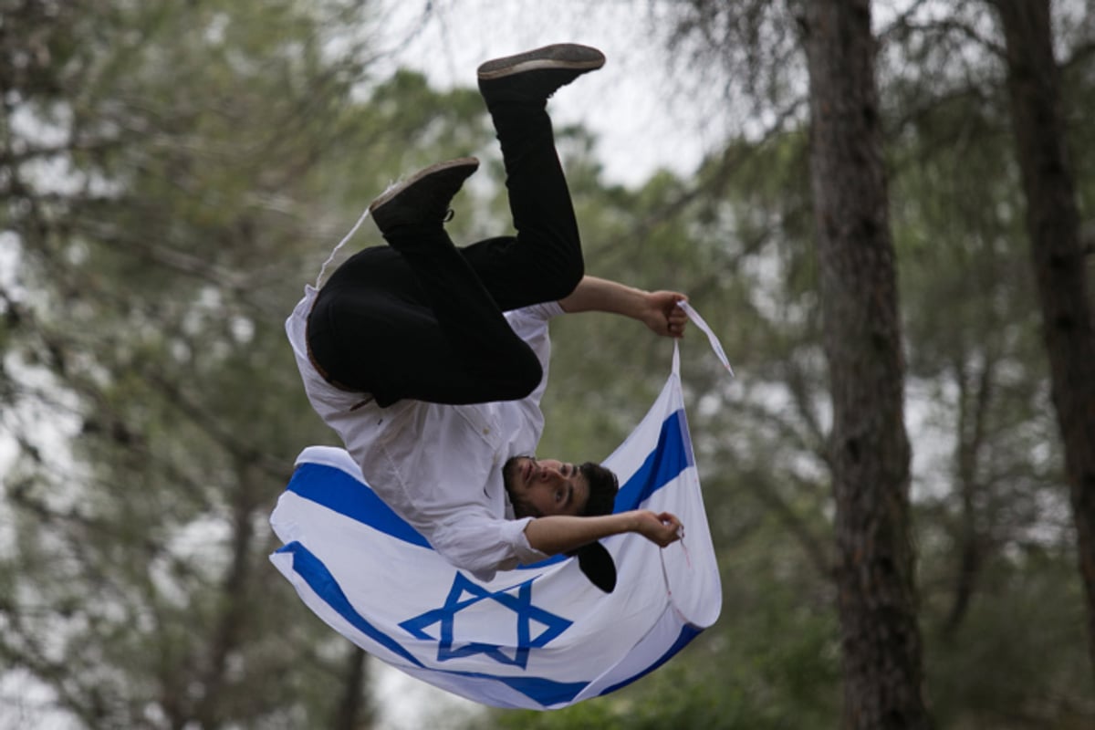 חרדים ודגל ארכיון. תמונת אילוסטרציה