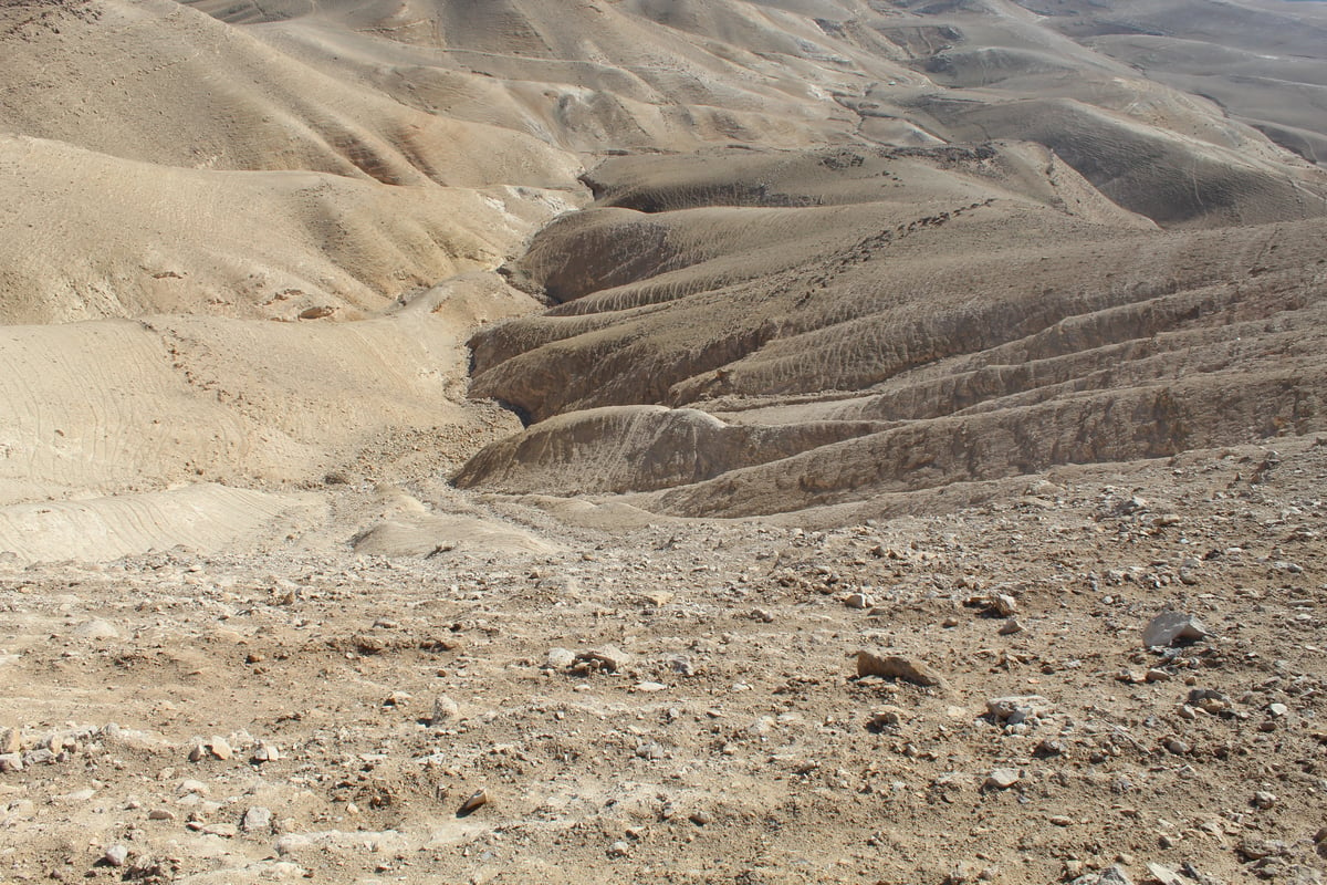 מבט על אחד הצוקים בהר מונטאר עליו חוקרים רבים מצביעים כ'צוק עזאזל'