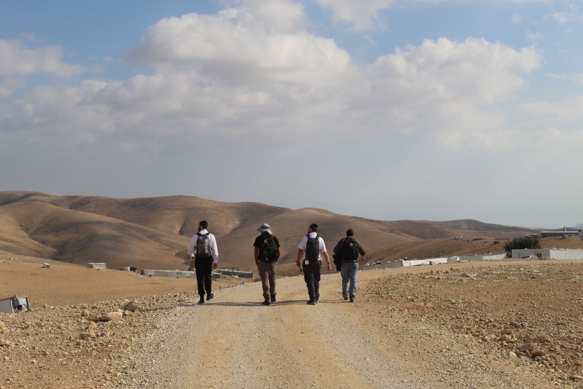 ישראל שפירא וחבריו בדרך להר מונטאר &ndash; 'צוק עזאזל'