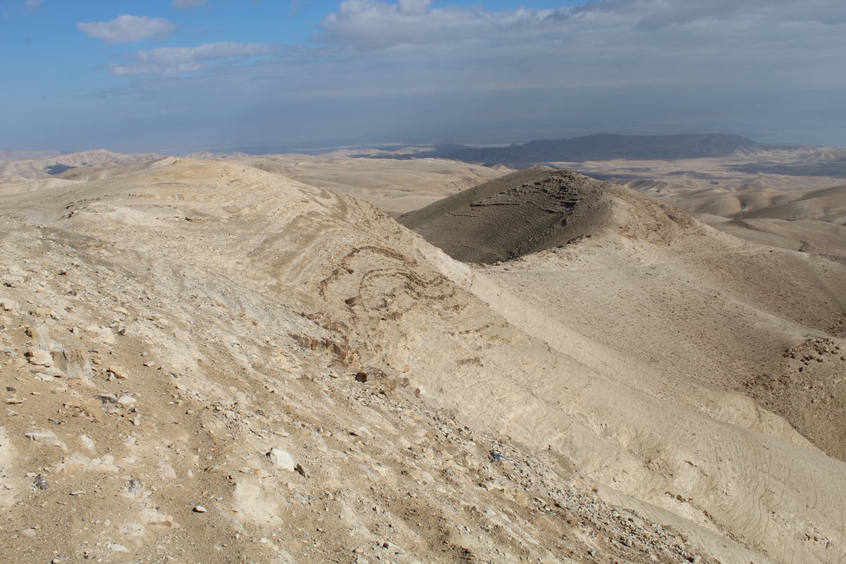 מבט על אחד הצוקים בהר מונטאר עליו חוקרים רבים מצביעים כ'צוק עזאזל'