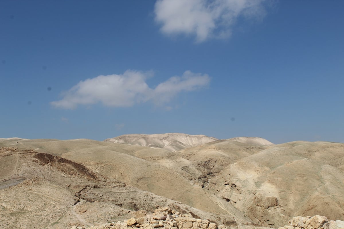 מבט ממצודת הורקניה אל 'צוק עזאזל' הר מונטאר