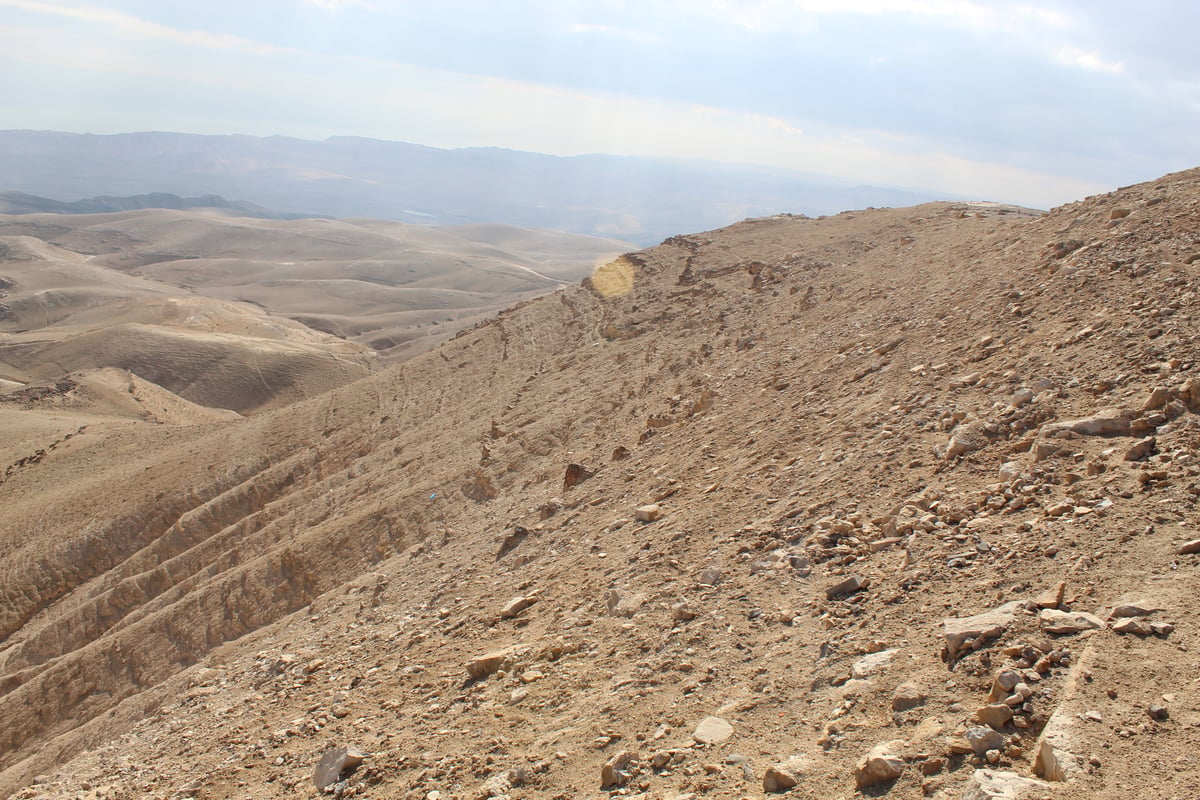 מבט על אחד הצוקים בהר מונטאר עליו חוקרים רבים מצביעים כ'צוק עזאזל'