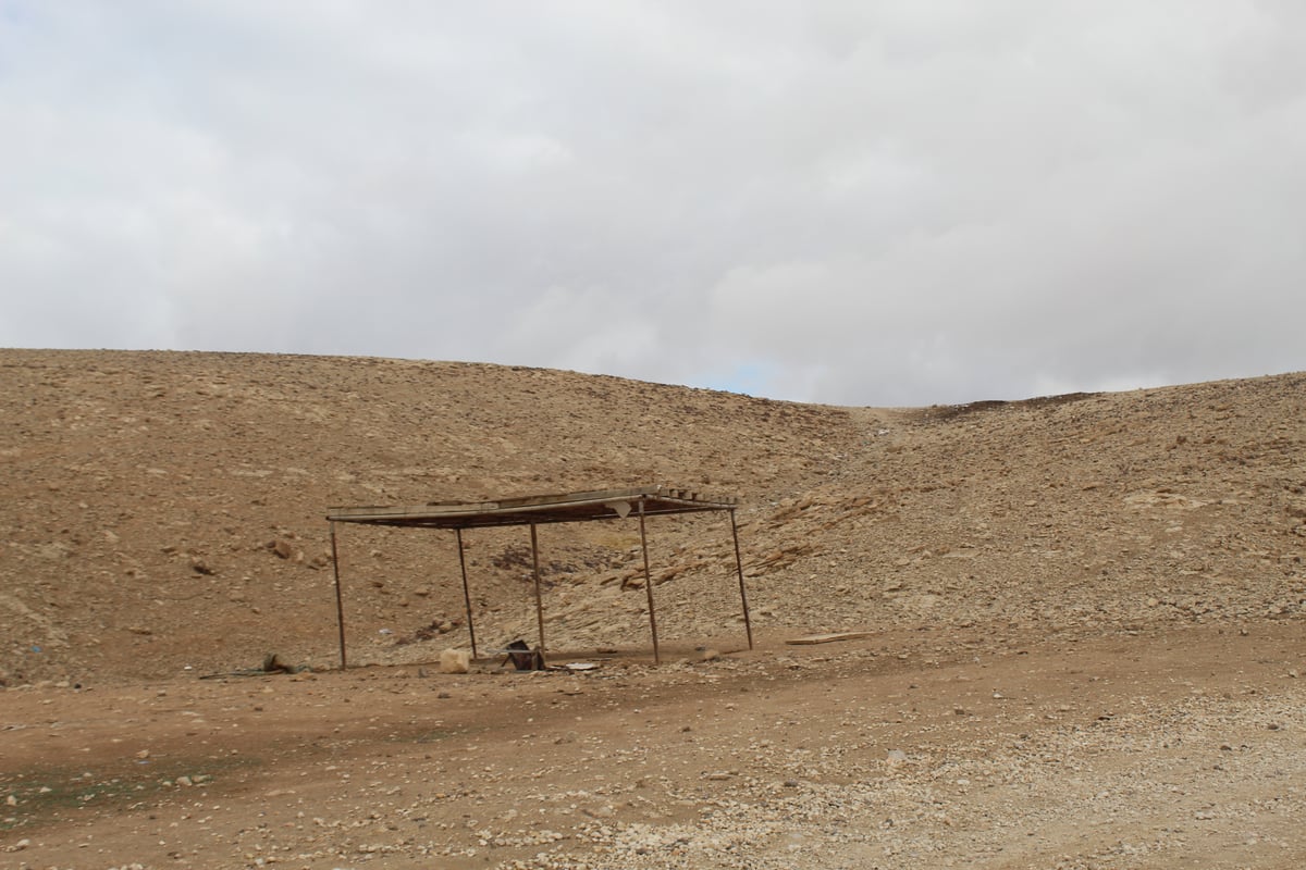 סוכה שבנו בדואים בדרך להר מונטאר עליו מצביעים חוקרים רבים כ'צוק עזאזל'