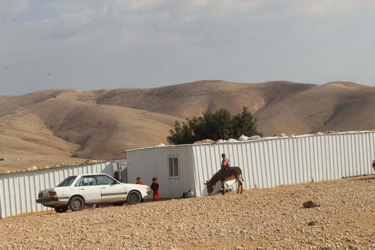 חמור, סובארו ובדואי; בסמיכות להר מונטאר &ndash; 'צוק עזאזל'