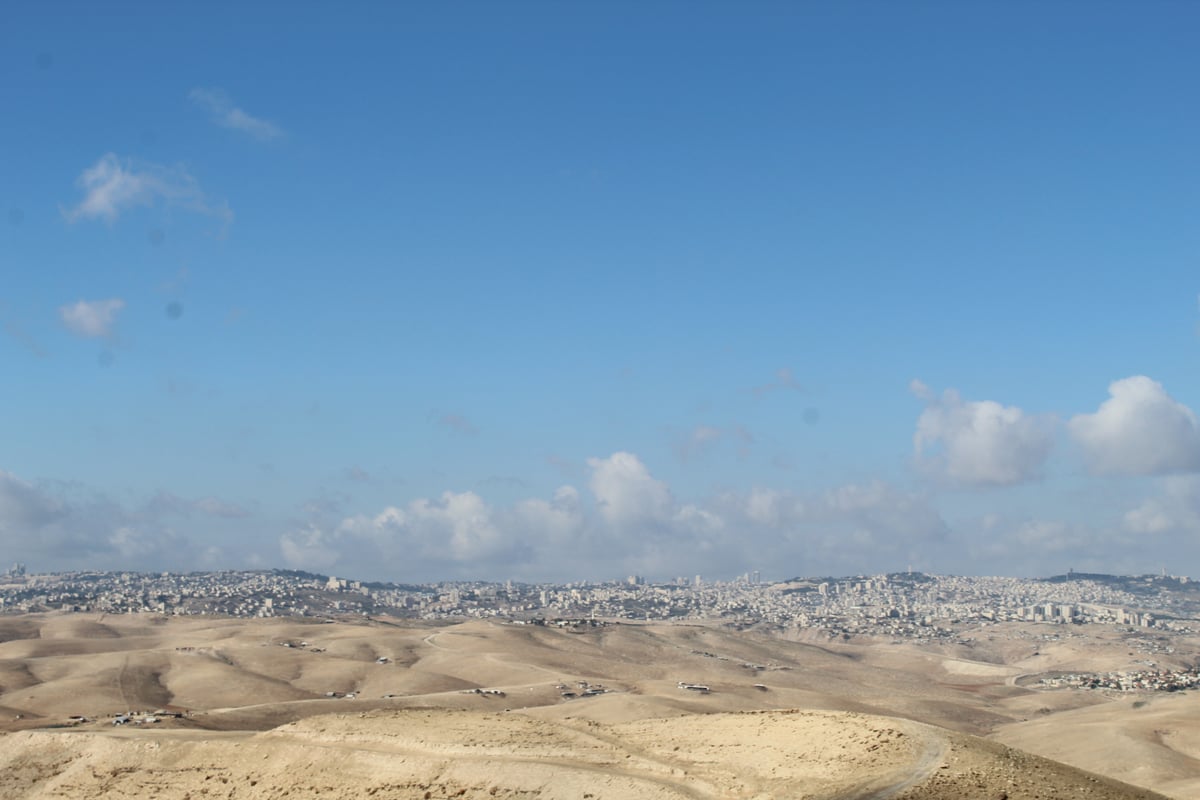 העיר ירושלים מבט מצפון מדבר יהודה בשולי פסגתו של הר מונטאר &ndash; 'צוק עזאזל' &ndash; ממחיש לנו על שמי ירושלים שמלאים עננים, לעומת שמי המדבר הריקנים