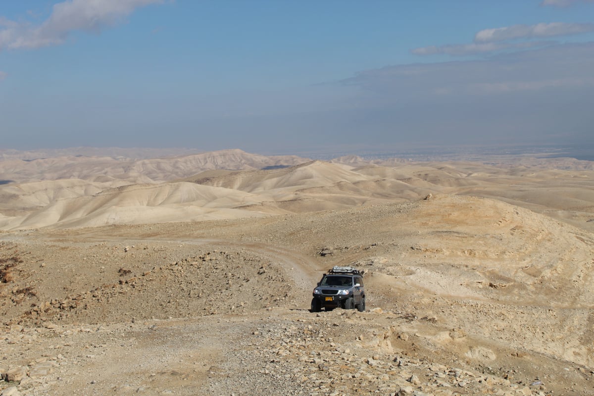 הג'יפ של מדריך הטיולים דן קובלסקי מעפיל לפסגת הר מונטאר &ndash; 'צוק עזאזל'