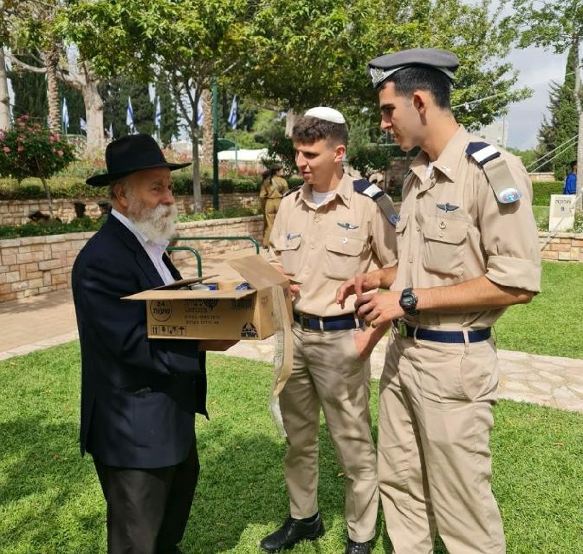 תיעוד מרגש: בני המשפחות השכולות וחיילי צה"ל מניחים תפילין לזכרם של הקדושים