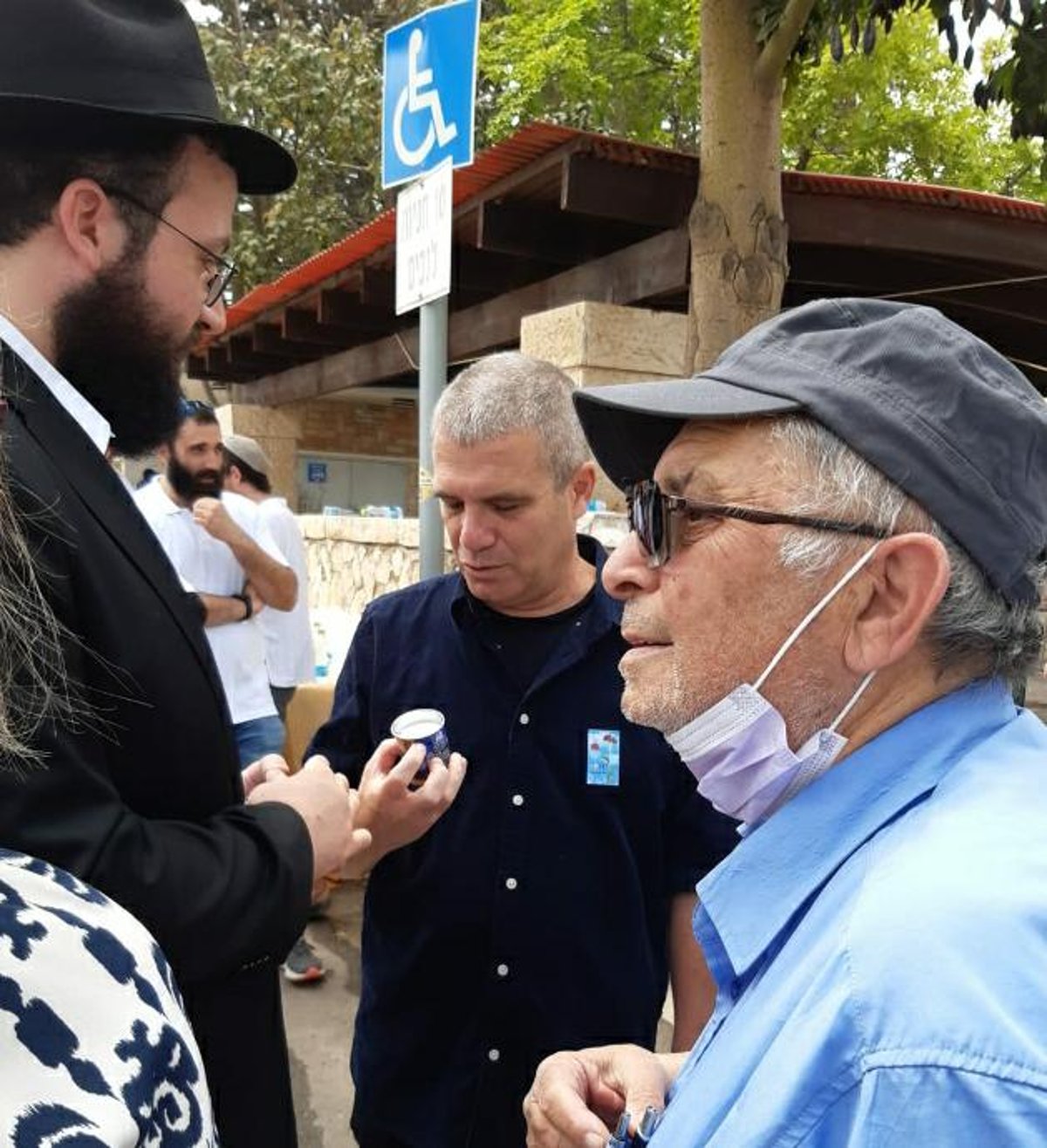 תיעוד מרגש: בני המשפחות השכולות וחיילי צה"ל מניחים תפילין לזכרם של הקדושים