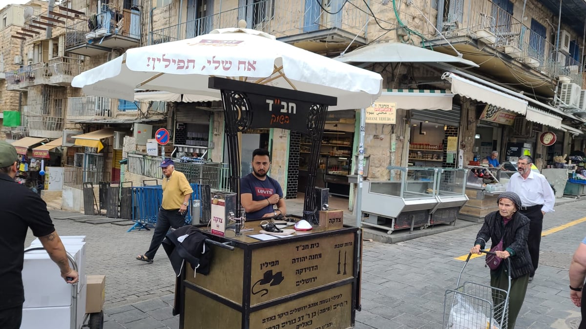 תיעוד מרגש: בני המשפחות השכולות וחיילי צה"ל מניחים תפילין לזכרם של הקדושים