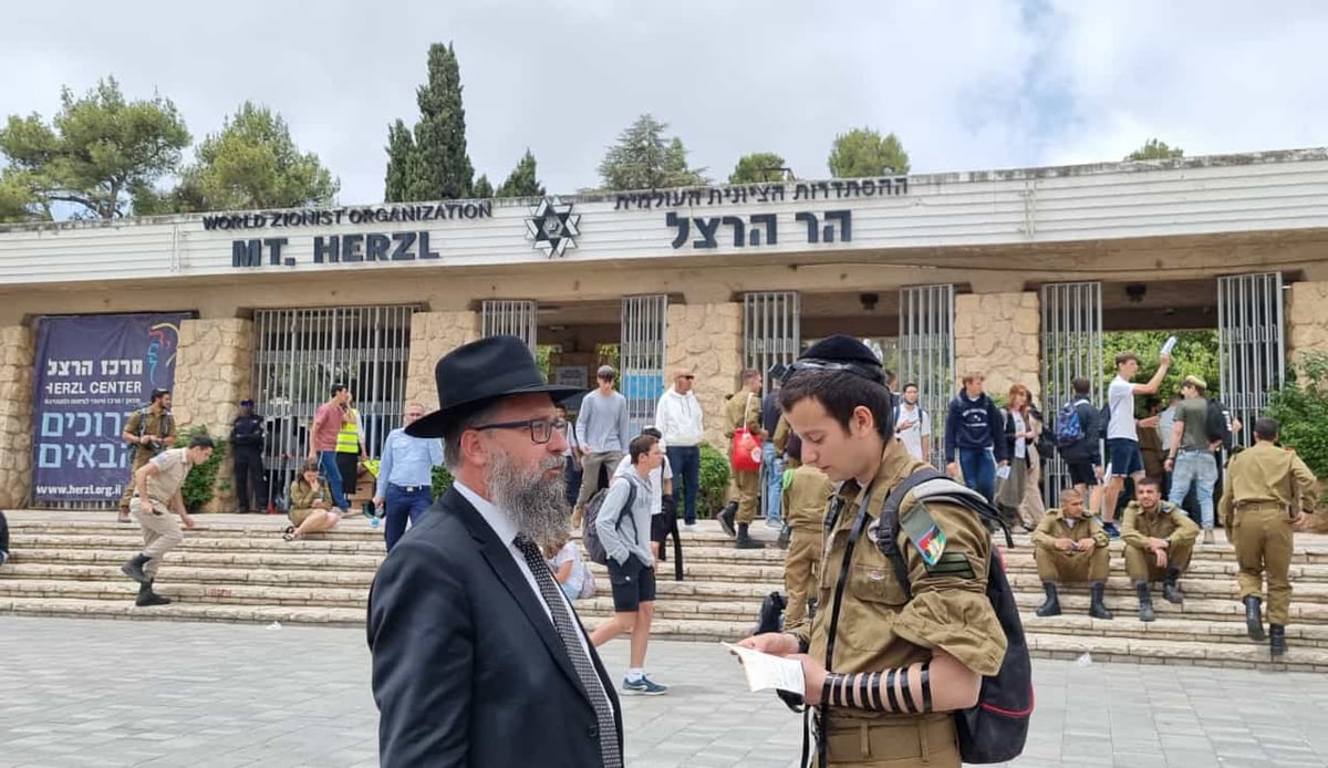 תיעוד מרגש: בני המשפחות השכולות וחיילי צה"ל מניחים תפילין לזכרם של הקדושים