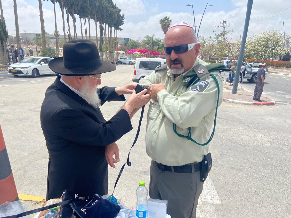 תיעוד מרגש: בני המשפחות השכולות וחיילי צה"ל מניחים תפילין לזכרם של הקדושים