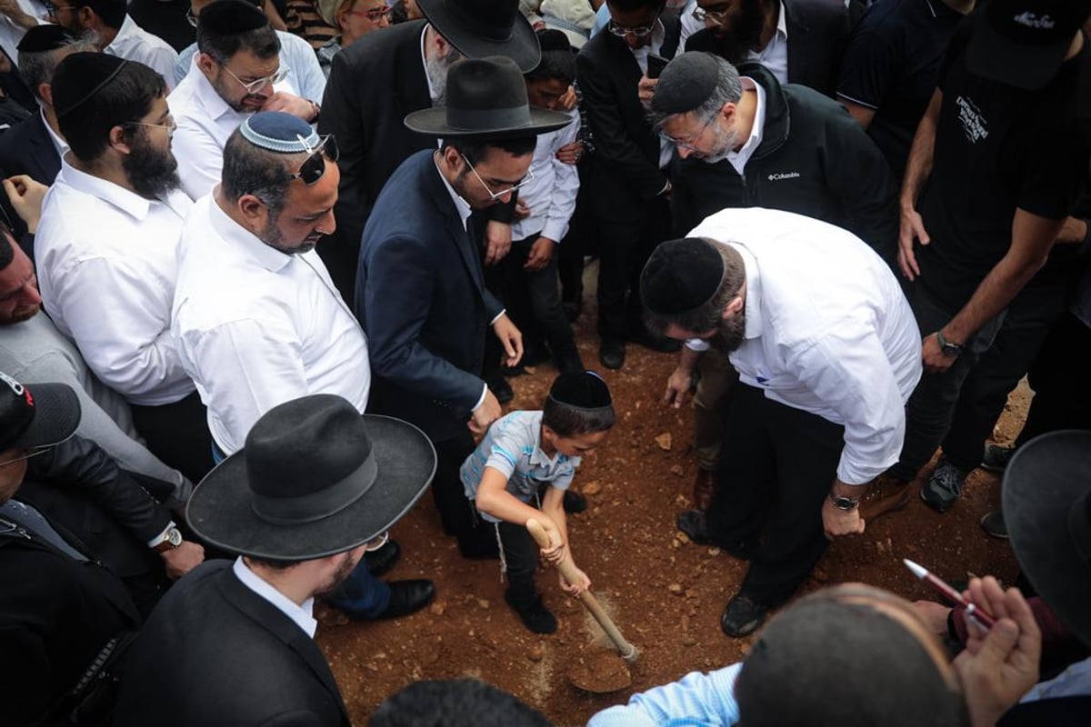 תיעוד קורב לב: ילד בן שש קובר את אבא