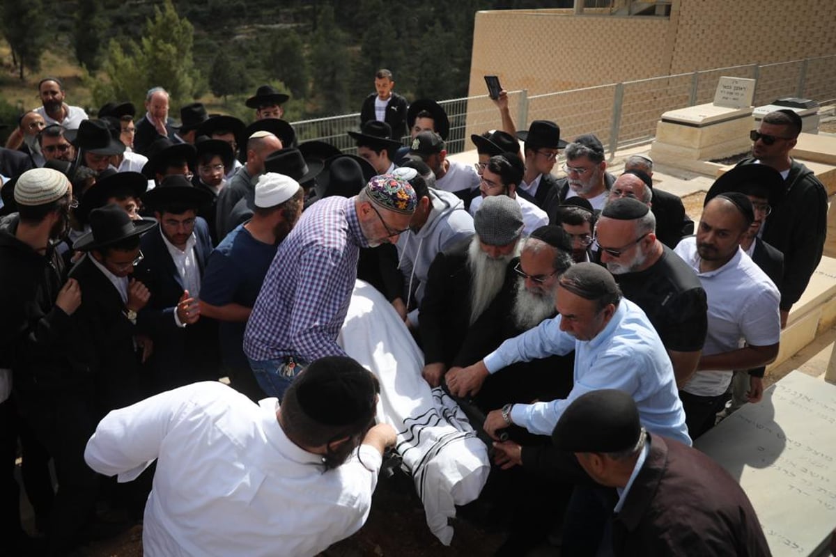 תיעוד קורב לב: ילד בן שש קובר את אבא