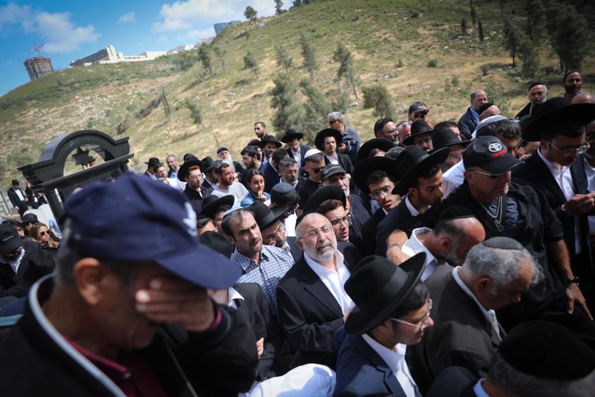 תיעוד קורב לב: ילד בן שש קובר את אבא