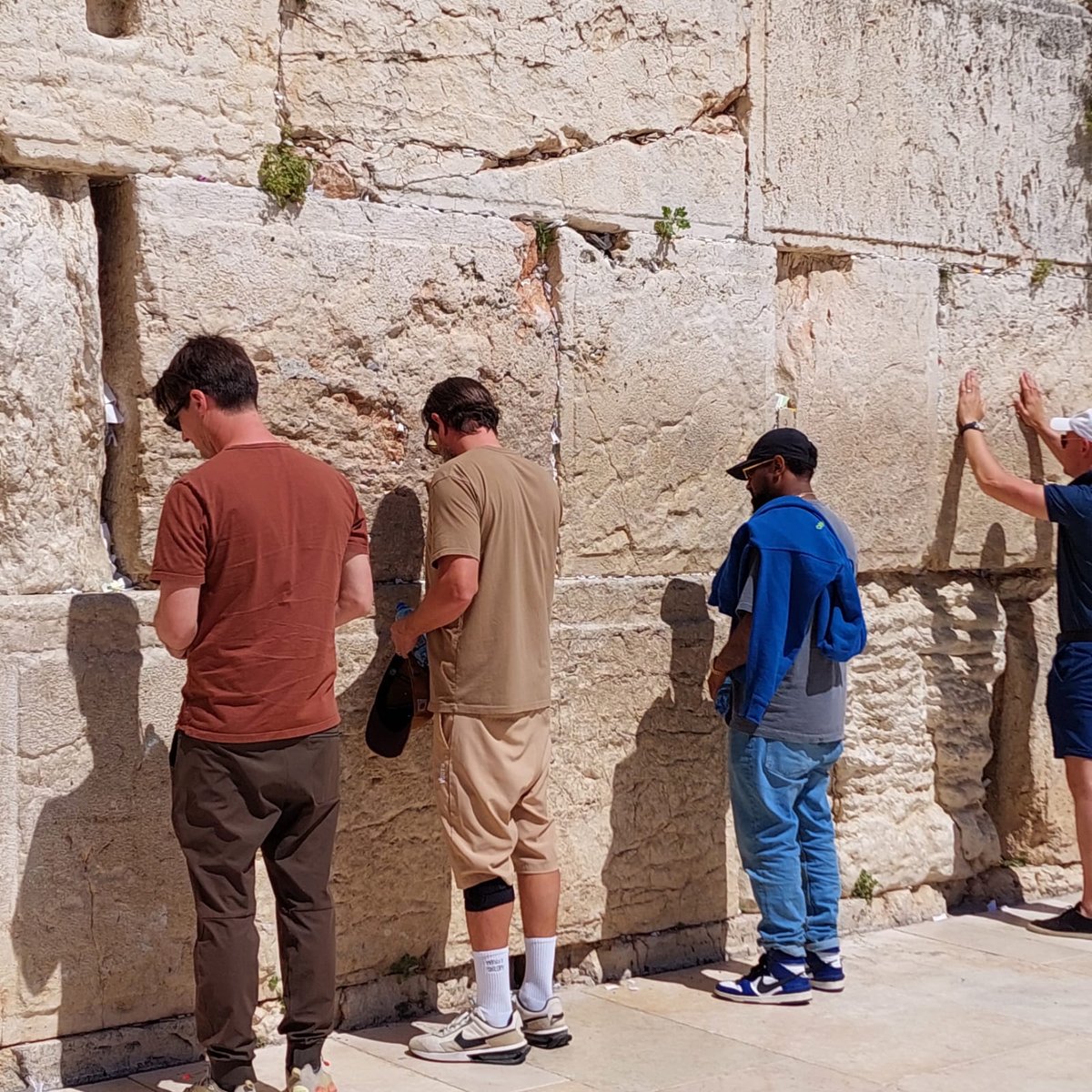 הזמר הפופולרי מארה"ב והלהקה התפללו בכותל המערבי | תיעוד