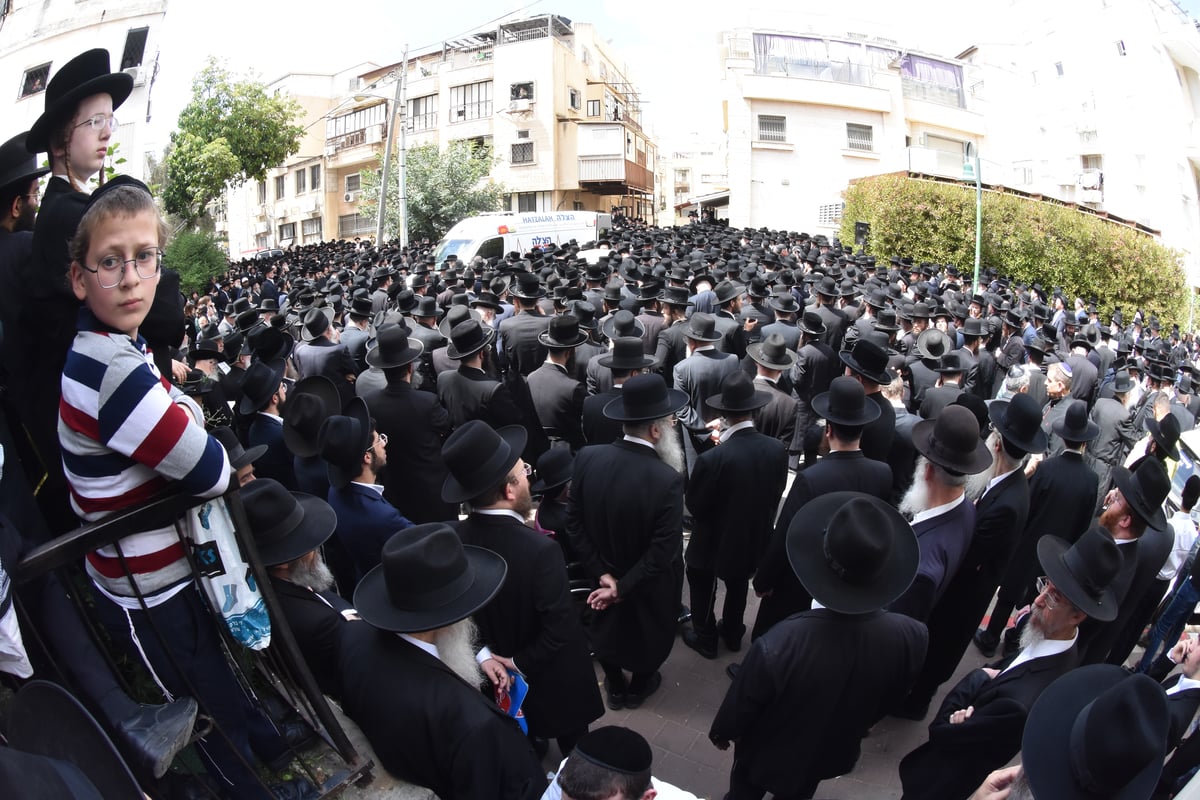 צפו: הלוויית הנגיד ואיש החסד ר' שלום פישר ע"ה