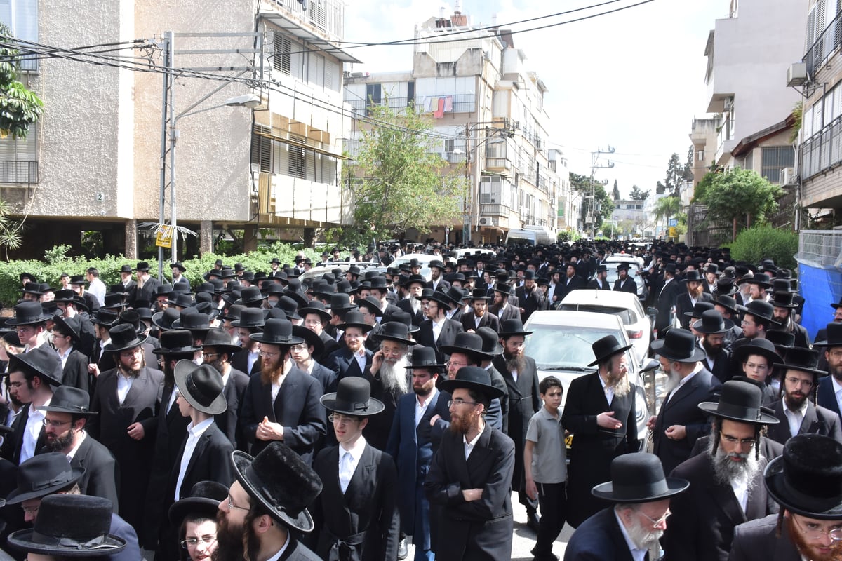 צפו: הלוויית הנגיד ואיש החסד ר' שלום פישר ע"ה