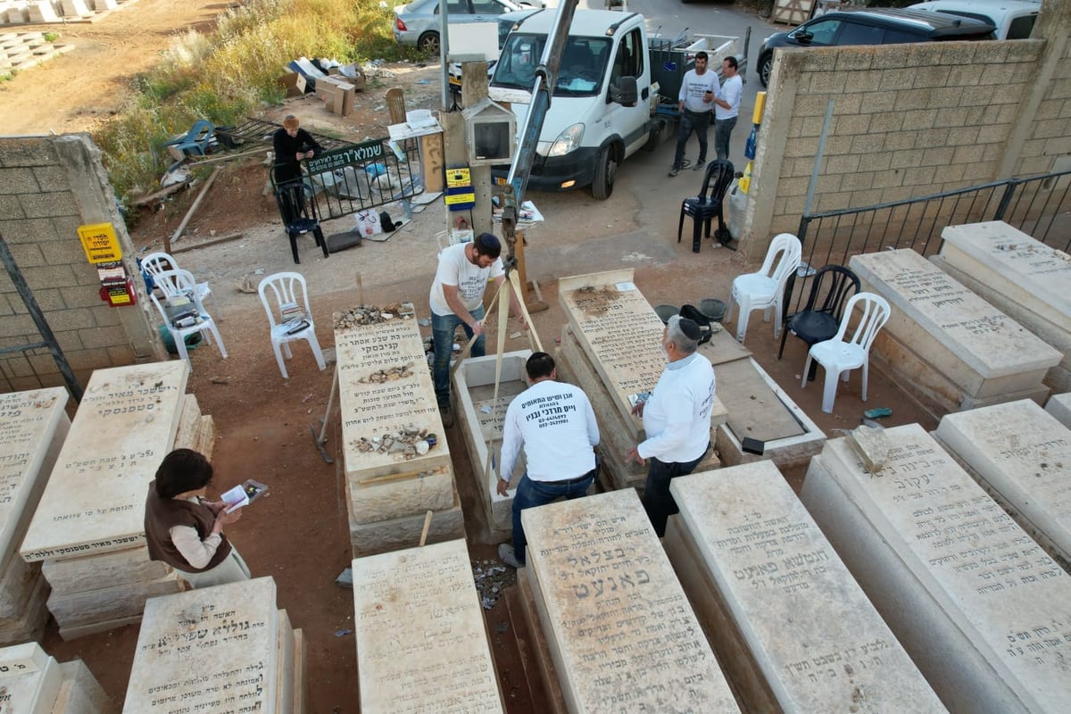 הוקמה המצבה על קברו של מרן רבי חיים קנייבסקי זצ"ל