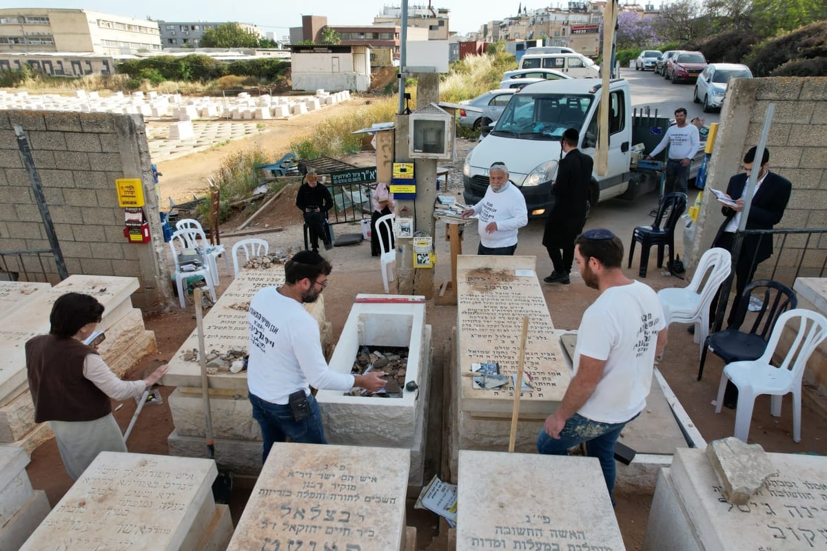 הוקמה המצבה על קברו של מרן רבי חיים קנייבסקי זצ"ל