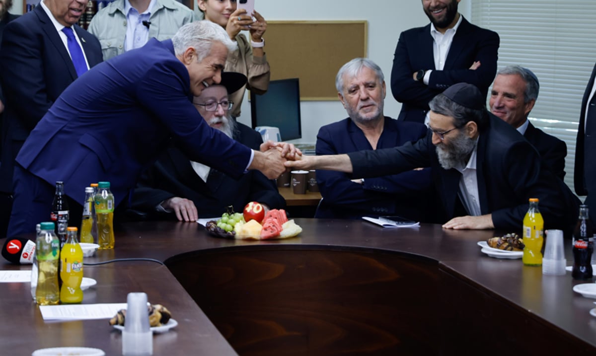 לפיד חוגג בחדר סיעת 'יהדות התורה', אתמול