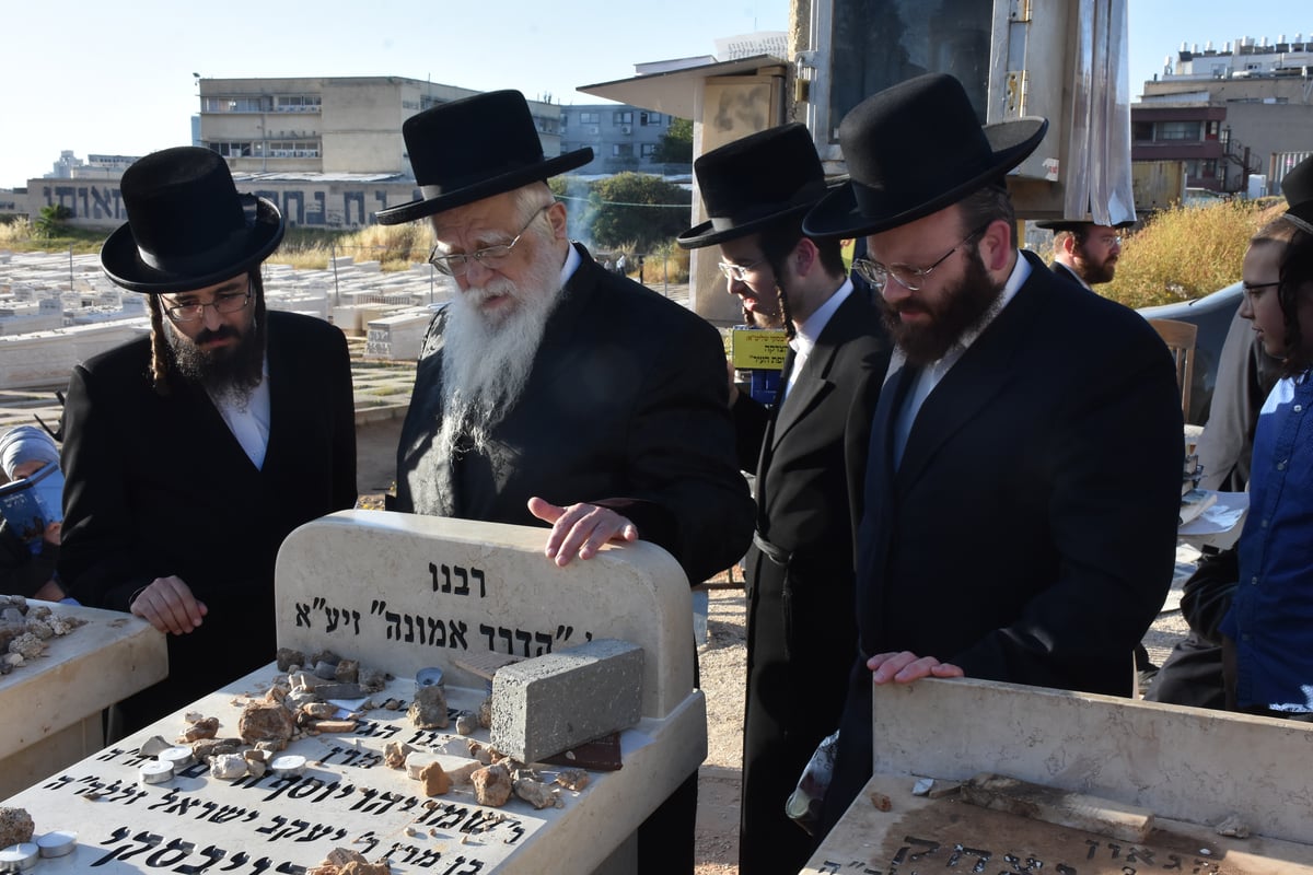 לרגל ה'יארצייט': האדמו"ר משאץ עלה לציון אביו