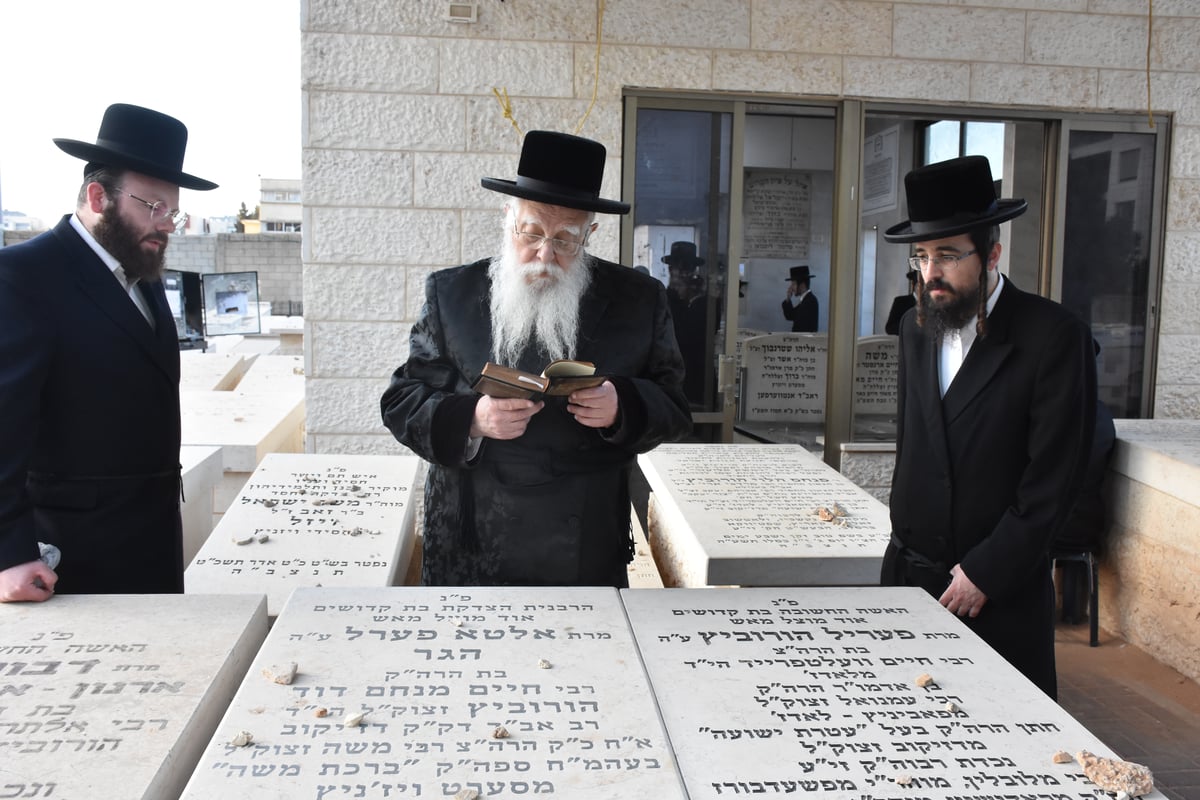 לרגל ה'יארצייט': האדמו"ר משאץ עלה לציון אביו