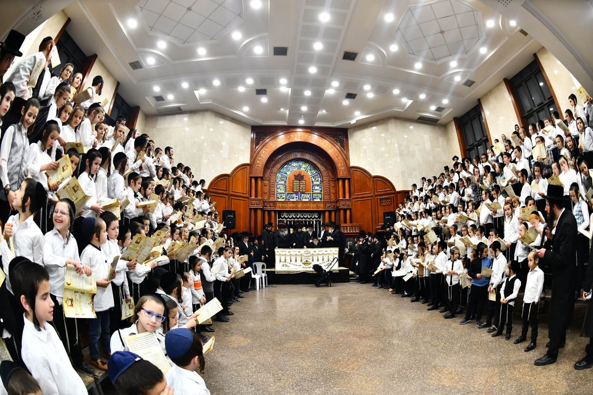 'קרישמע ליינען' וה'וואך נאכט' בסאדיגורה