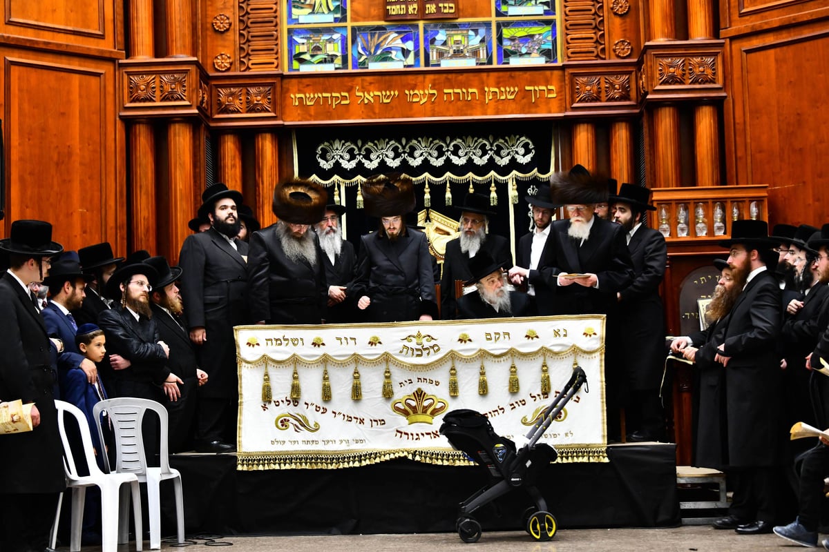 'קרישמע ליינען' וה'וואך נאכט' בסאדיגורה