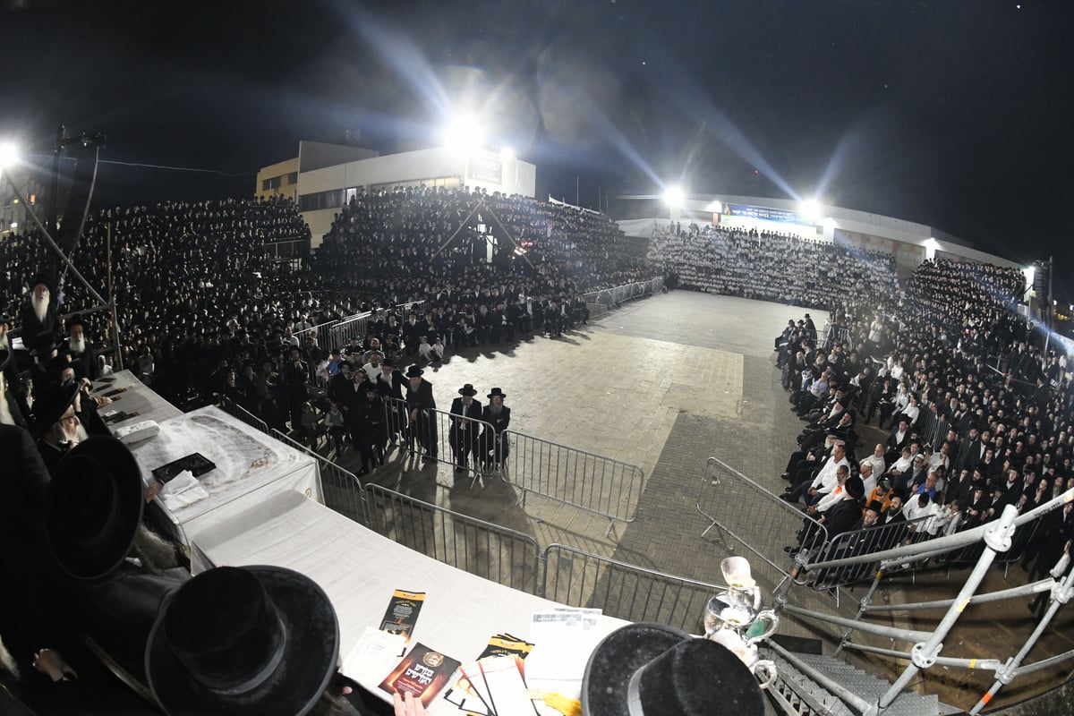 'חלאקה' וחץ וקשת: ההדלקה בחסידות צאנז