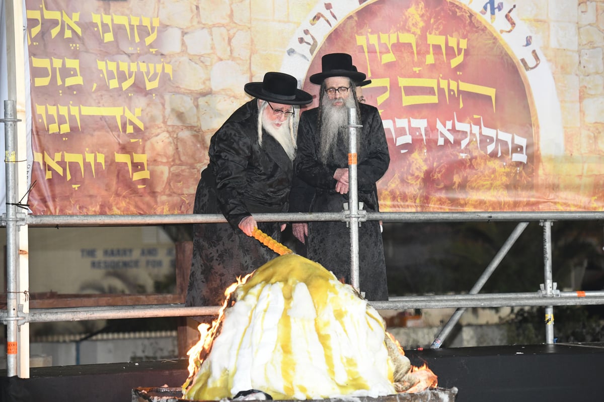 'חלאקה' וחץ וקשת: ההדלקה בחסידות צאנז