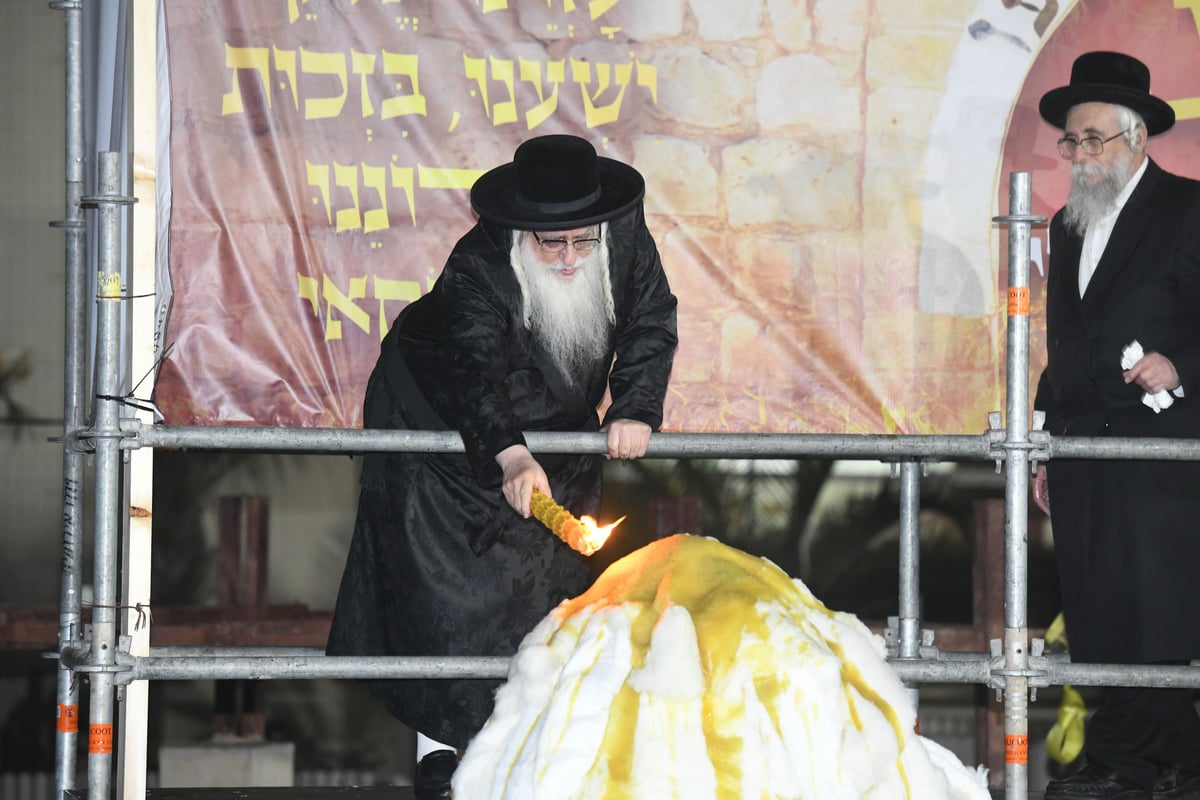 'חלאקה' וחץ וקשת: ההדלקה בחסידות צאנז