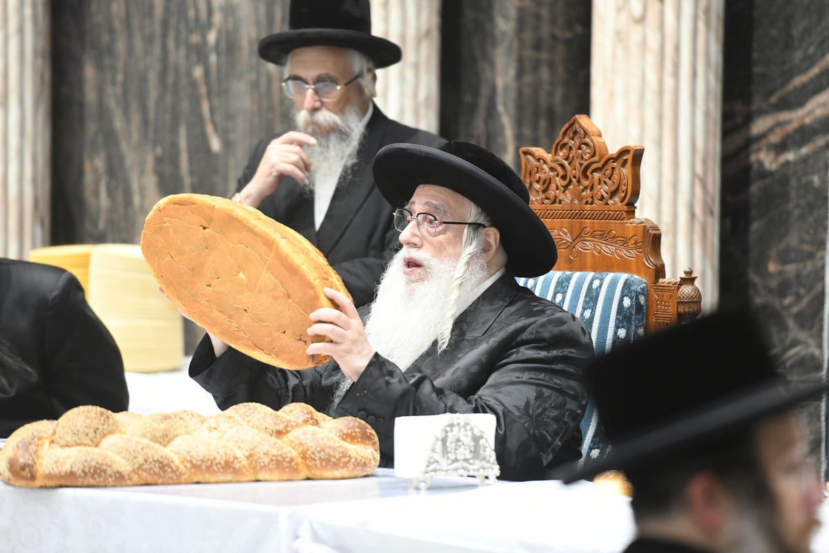 'חלאקה' וחץ וקשת: ההדלקה בחסידות צאנז