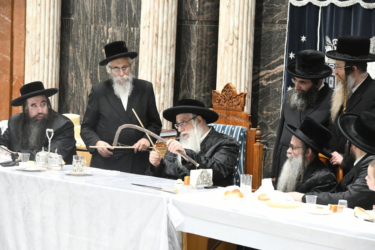 'חלאקה' וחץ וקשת: ההדלקה בחסידות צאנז