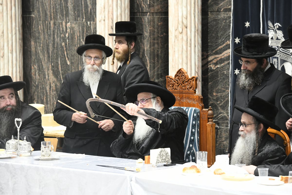 'חלאקה' וחץ וקשת: ההדלקה בחסידות צאנז