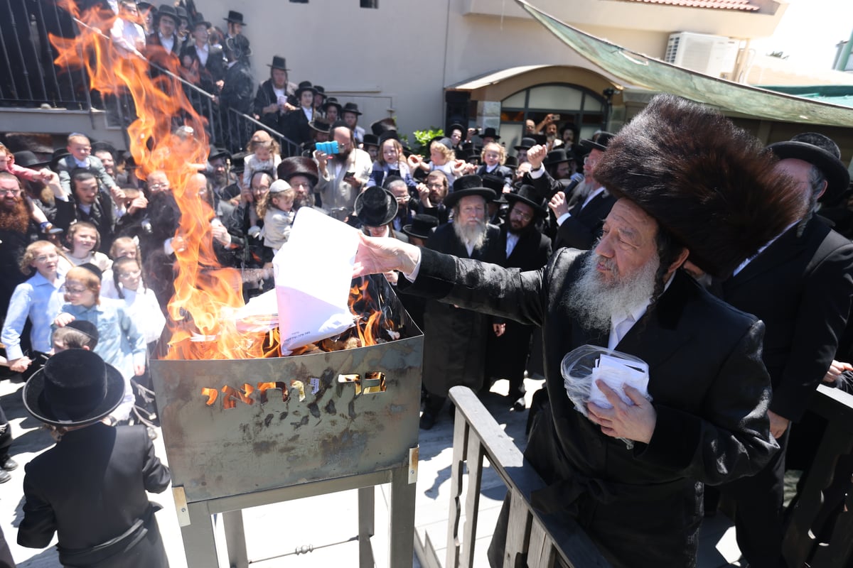 תיעוד: האדמו"ר רקד עם ילדי ה'חלאקה' על כתפיו