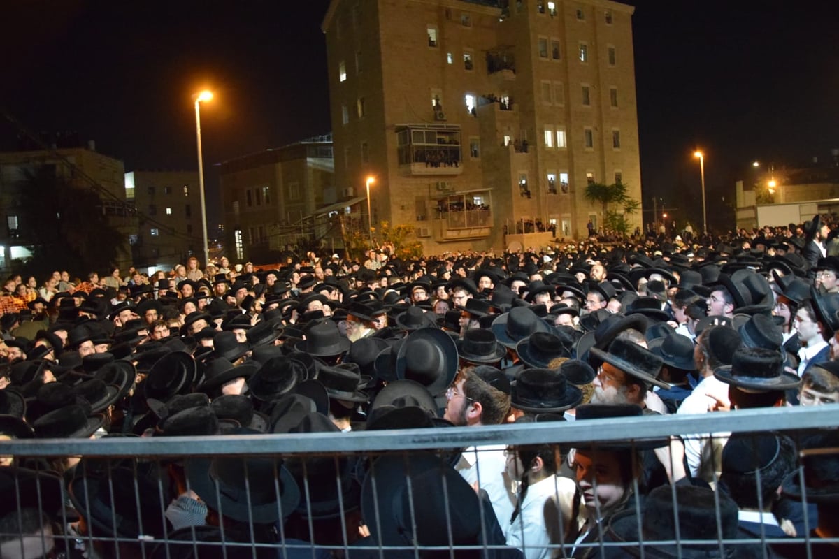 בראשות האדמו"ר: אלפים בהדלקה בתולדות אהרן