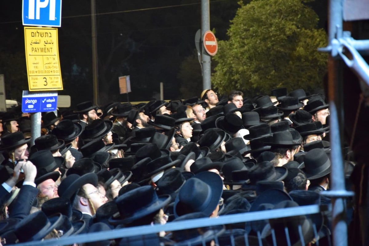 בראשות האדמו"ר: אלפים בהדלקה בתולדות אהרן