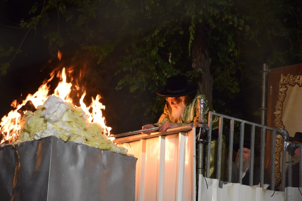 בראשות האדמו"ר: אלפים בהדלקה בתולדות אהרן