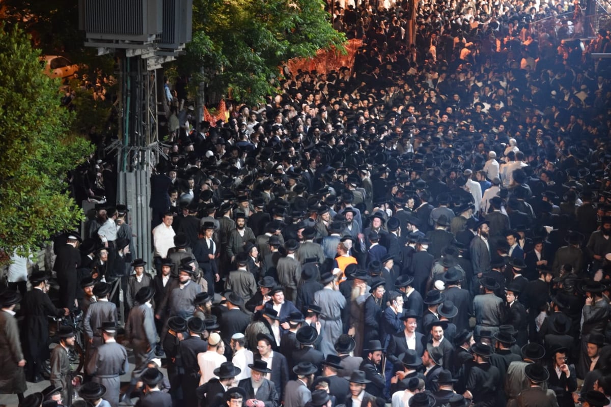 בראשות האדמו"ר: אלפים בהדלקה בתולדות אהרן