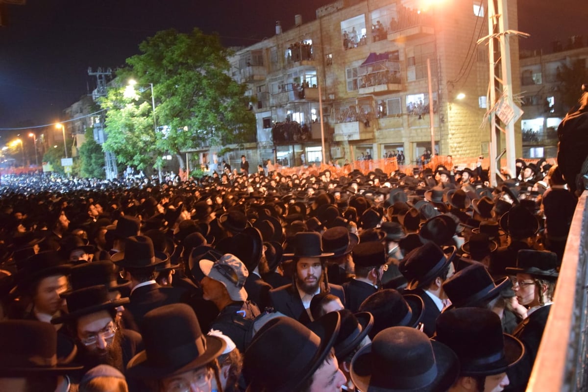 בראשות האדמו"ר: אלפים בהדלקה בתולדות אהרן