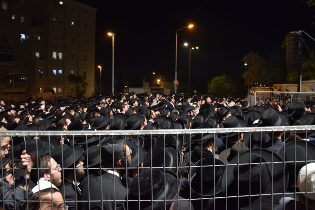 בראשות האדמו"ר: אלפים בהדלקה בתולדות אהרן